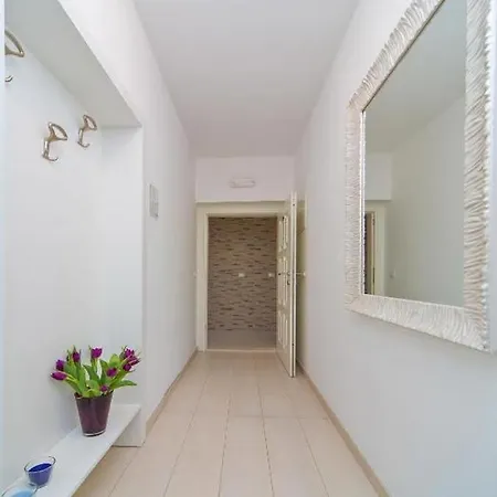 4b Apartment *